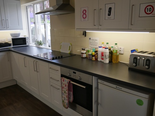 Habitación Individual con baño compartido (sin comidas)