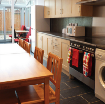 Habitación Individual con baño compartido (sin comidas)