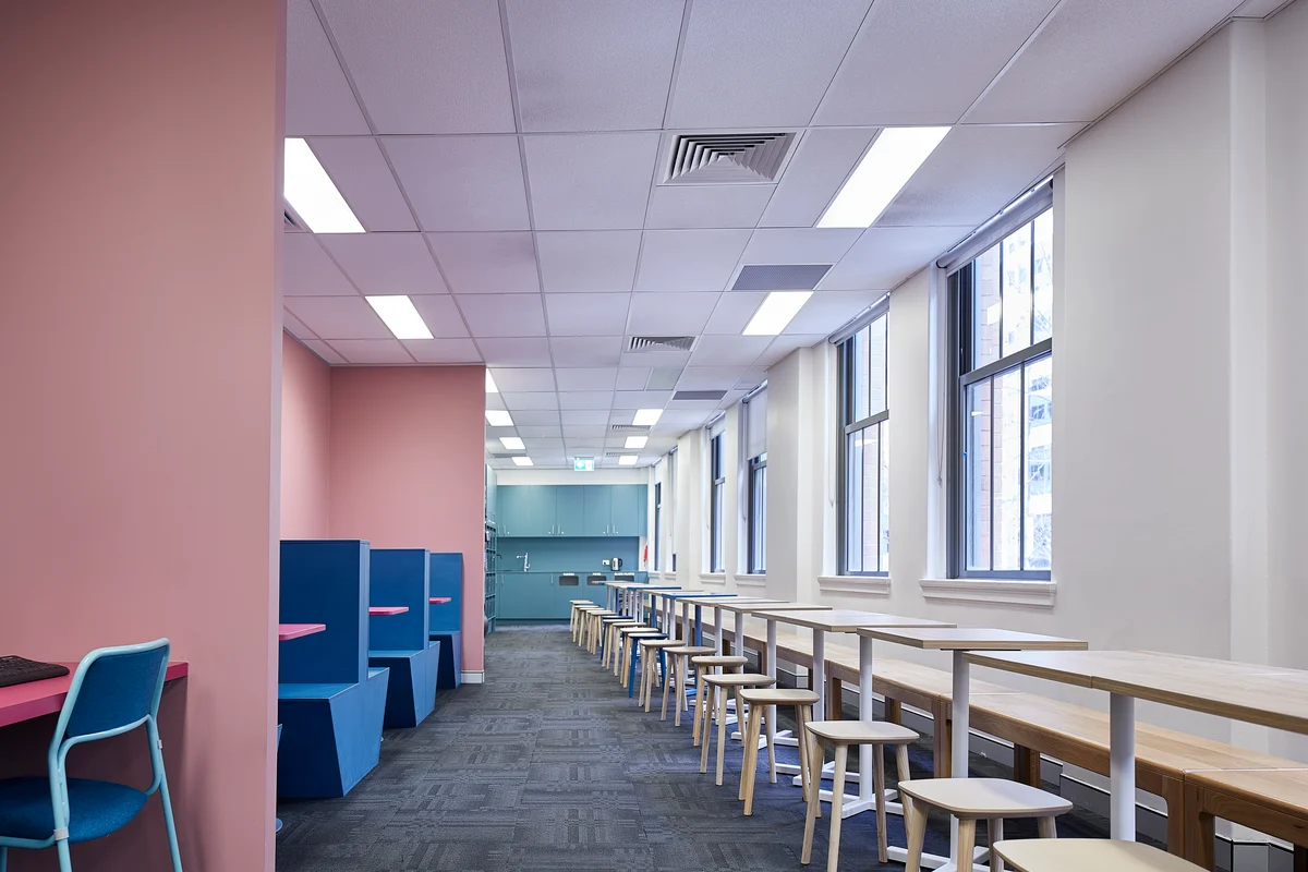 Perfecto 👌 Te agrego el bloque de VET dentro de la misma estructura, sin romper el tono SEO de la landing.  Escuela de inglés en Melbourne, VIC, Australia – Greenwich College DESCRIPCIÓN GENERAL DE LA ESCUELA  Greenwich College es una reconocida escuela